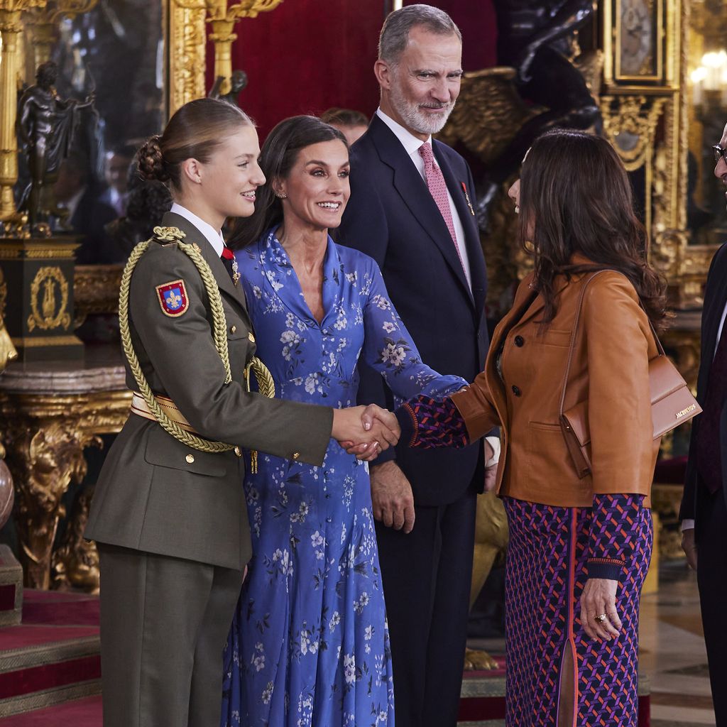 Prinzessin Leonor mit ihren Eltern beim spanischen Nationalfeiertag, Oktober 2023