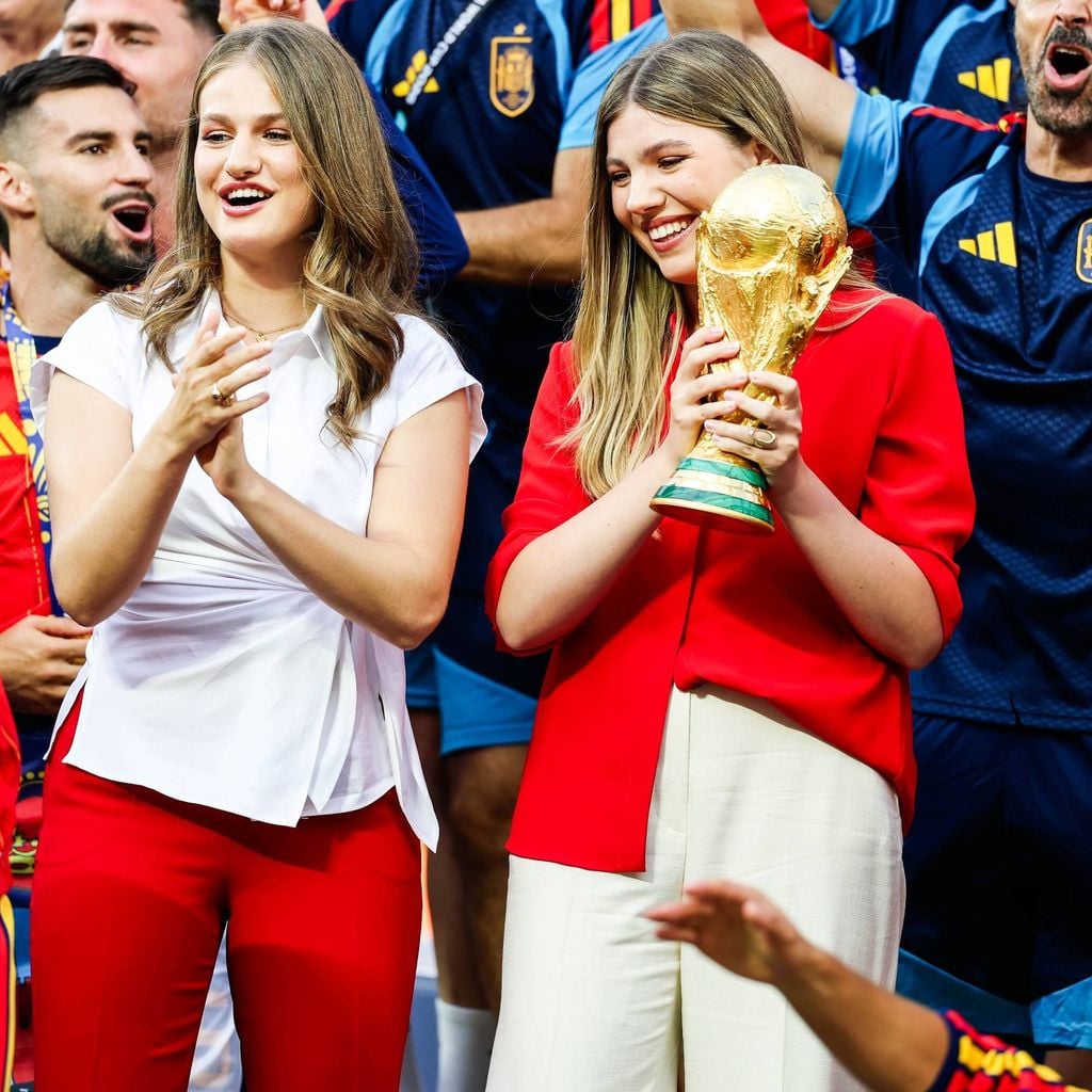 Prinzessin Leonor und Prinzessin Sofía feiern mit Spaniens Spielern den WM-Titel 2026 in East Rutherford