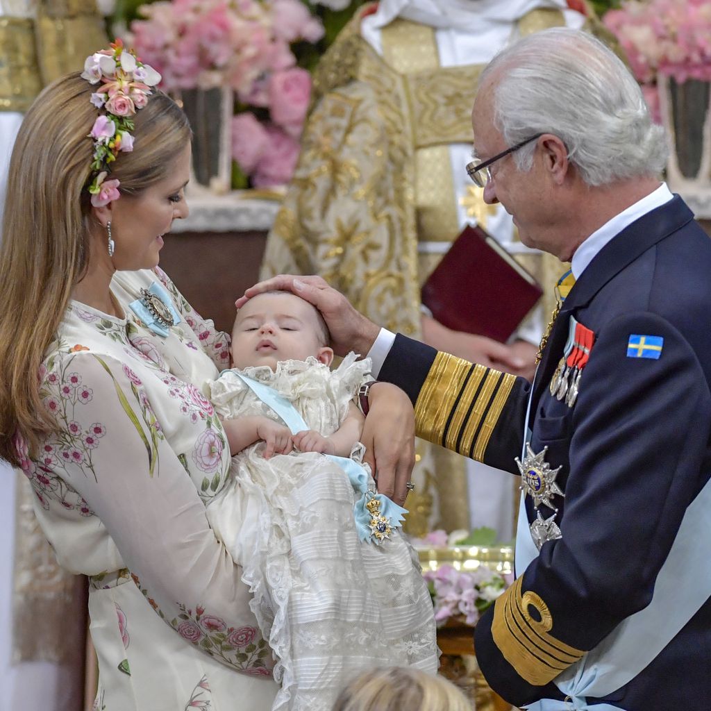 Prinzessin Madeleine, Adrienne und König Carl Gustaf bei der Taufe in der Schlosskirche Drottingholm