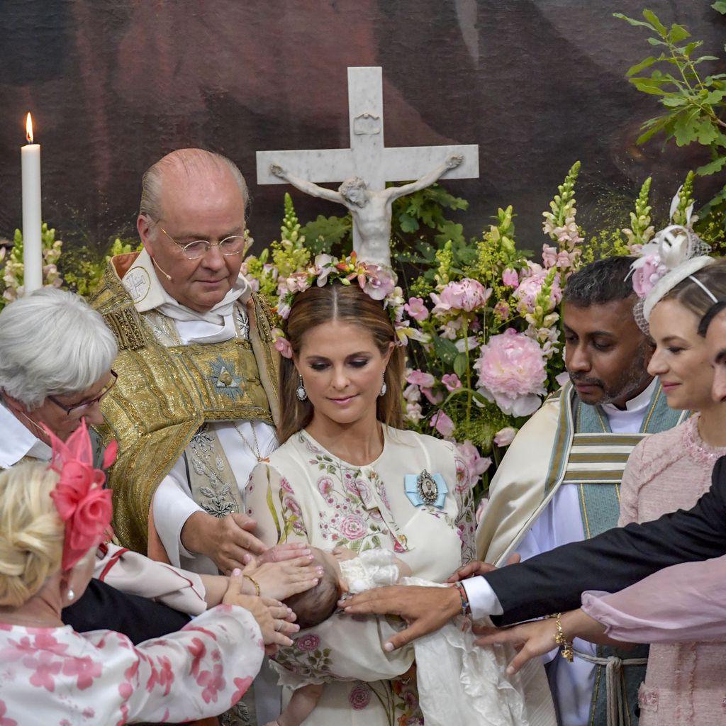 Prinzessin Madeleine und Prinzessin Adrienne mit den Taufpaten