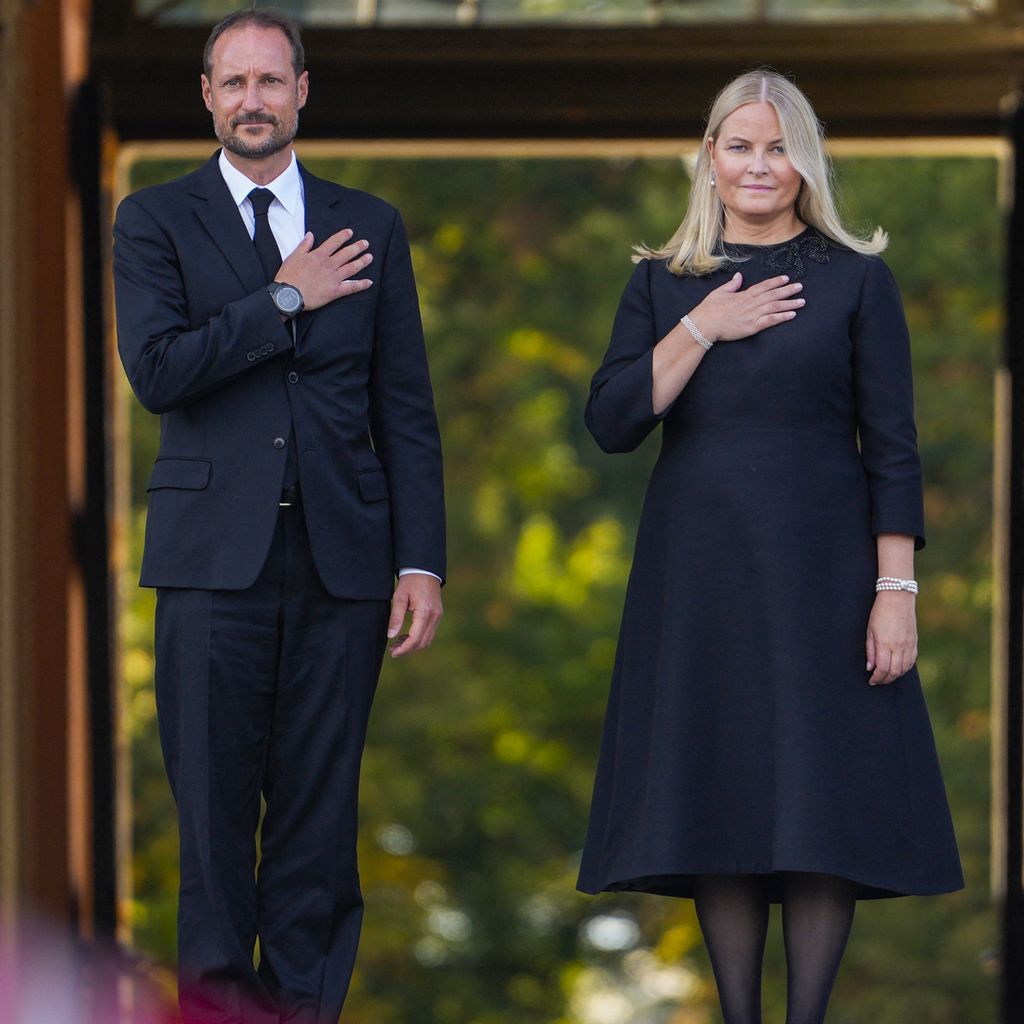 Prinzessin Märtha Louise, König Haakon, Königin Mette-Marit und Königin Sonja gedenken König Harald V. in Oslo