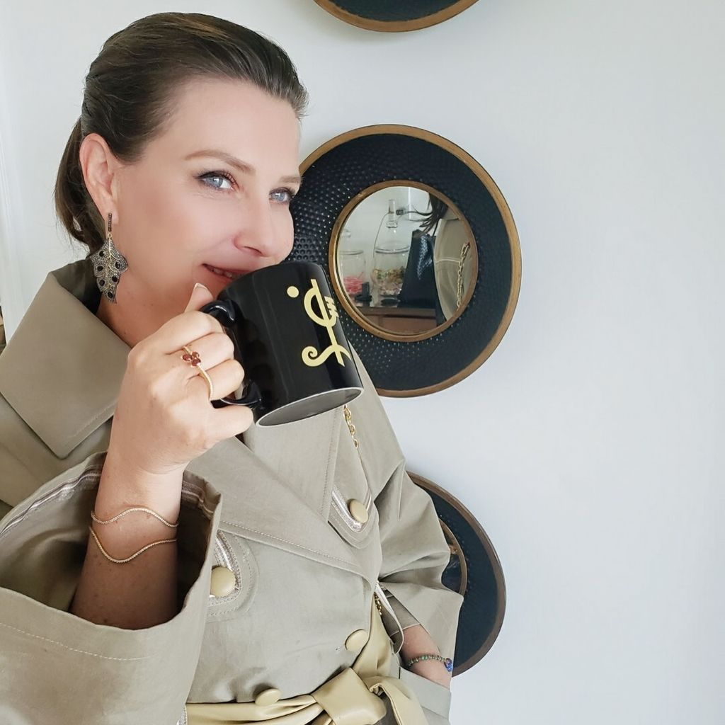 Prinzessin Märtha Louise mit Dureks Schamanen-Tasse