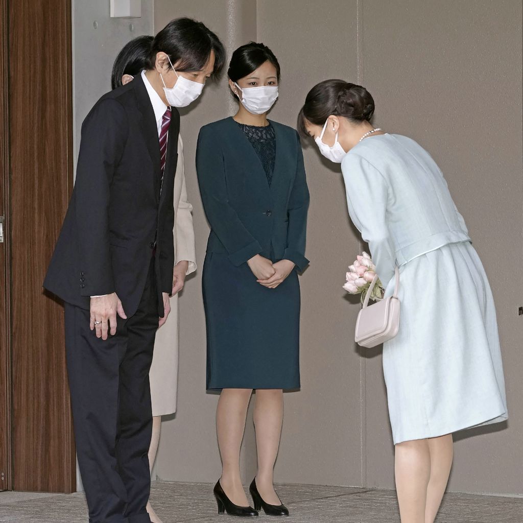 Prinzessin Mako beim Abschied von ihrer Familie nach ihrer Hochzeit, Oktober 2021