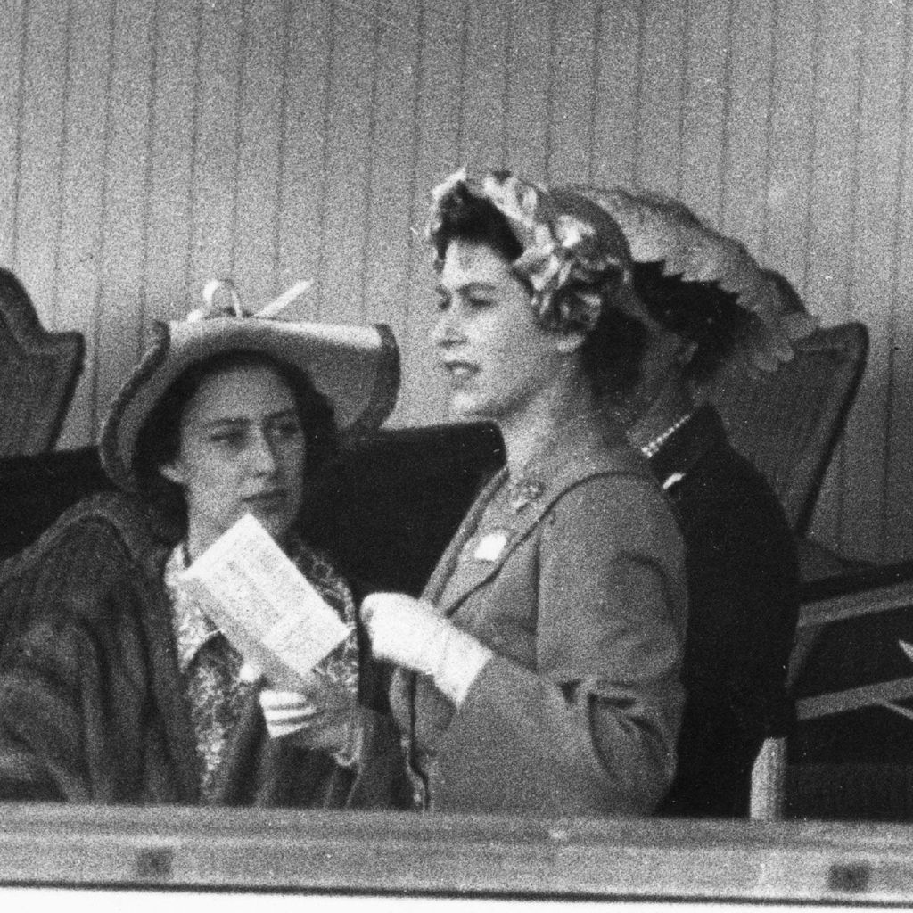 Prinzessin Margaret, Queen Elizabeth und Captain Peter Townsend schauen ein Pferderennen, 1955