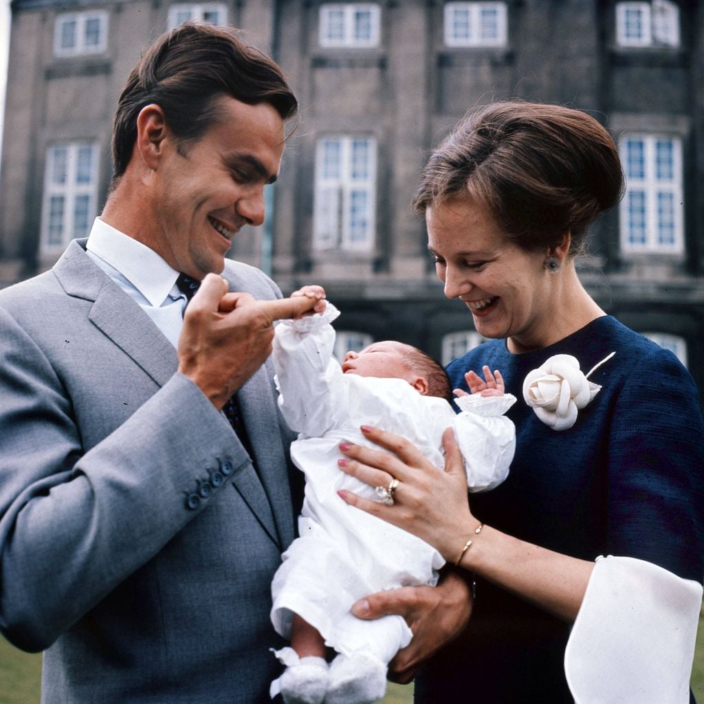 Prinzessin Margrethe von Dänemark (heutige Königin Margrethe) und Prinz Henrik mit Prinz Frederik, Mai 1968
