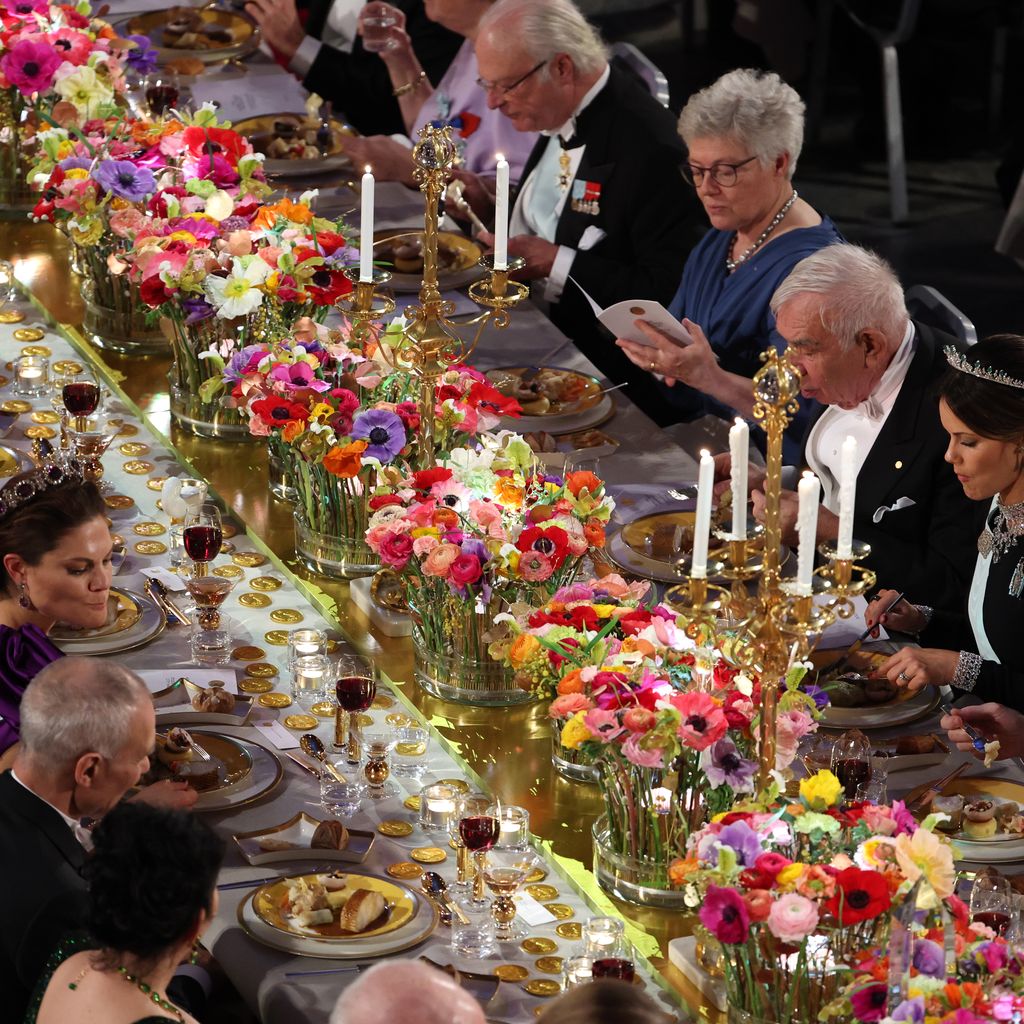 Prinzessin Victoria und Prinzessin Sofia von Schweden an der Festtafel der Nobelpreisverleihung 2023