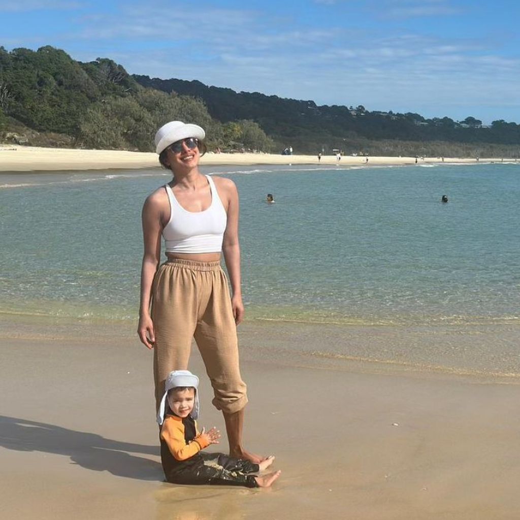 Priyanka Chopra mit ihrer Tochter Malti am Strand