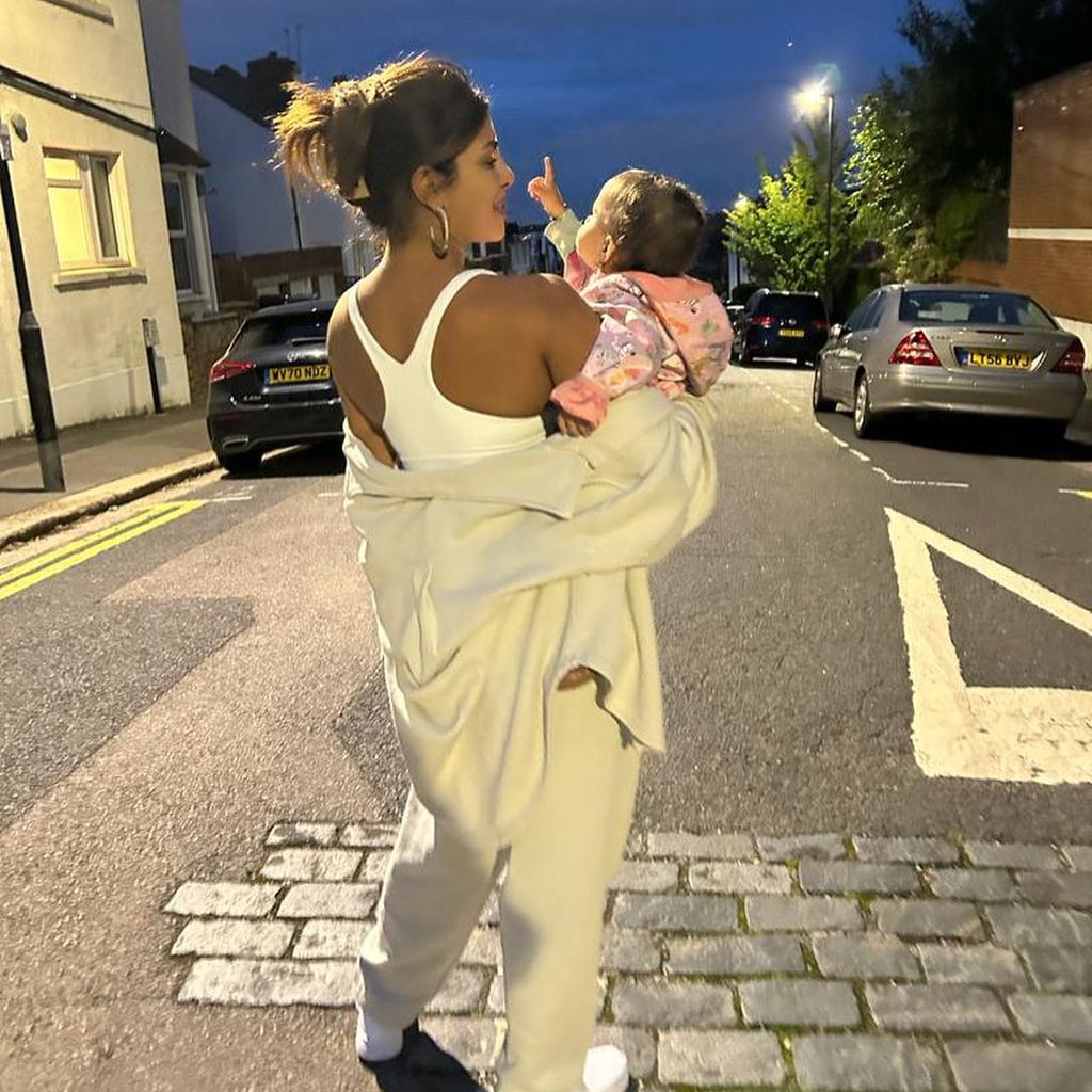 Priyanka Chopra und ihre Tochter Malti im August 2023
