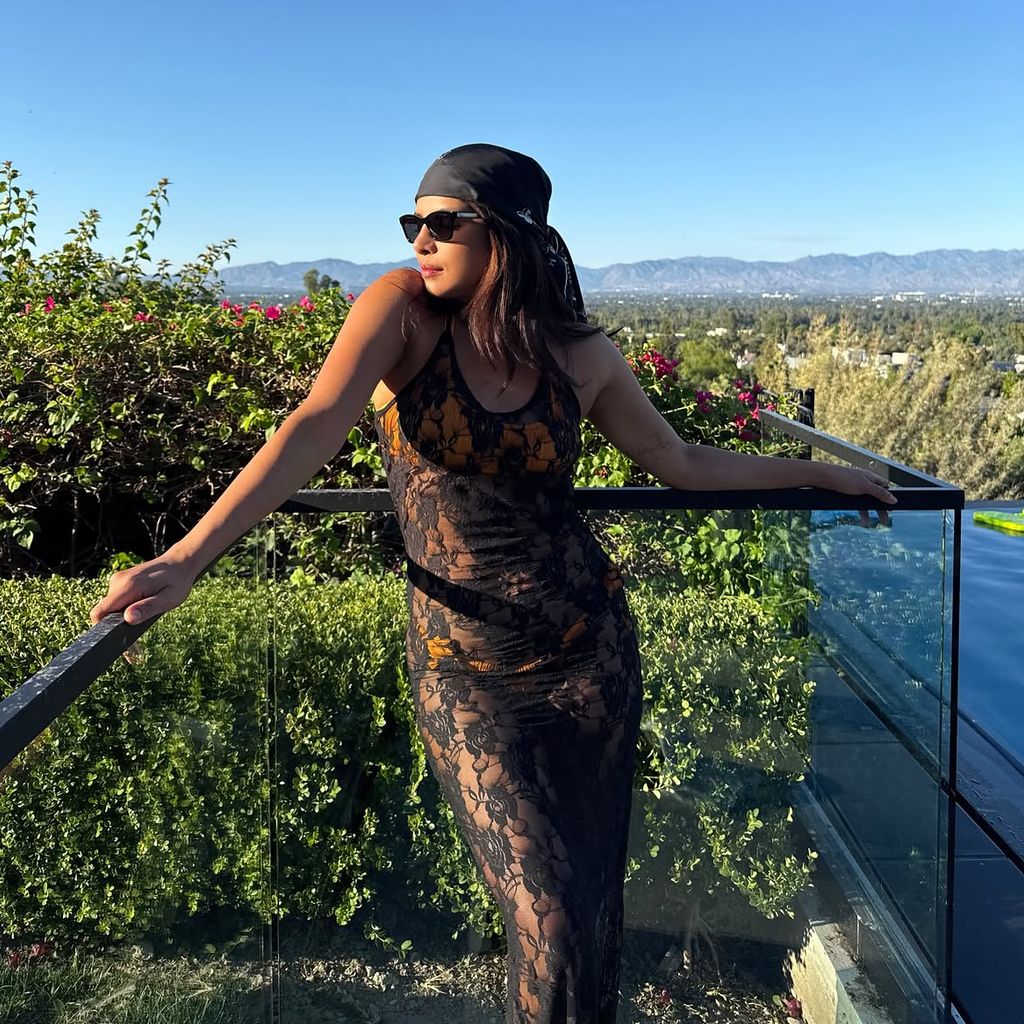 Priyanka in einem transparenten Spitzenkleid am Pool