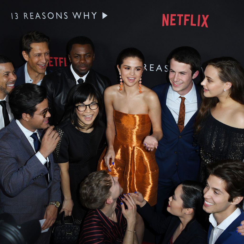 Produzentin Selena Gomez mit dem Cast von "13 Reasons Why"