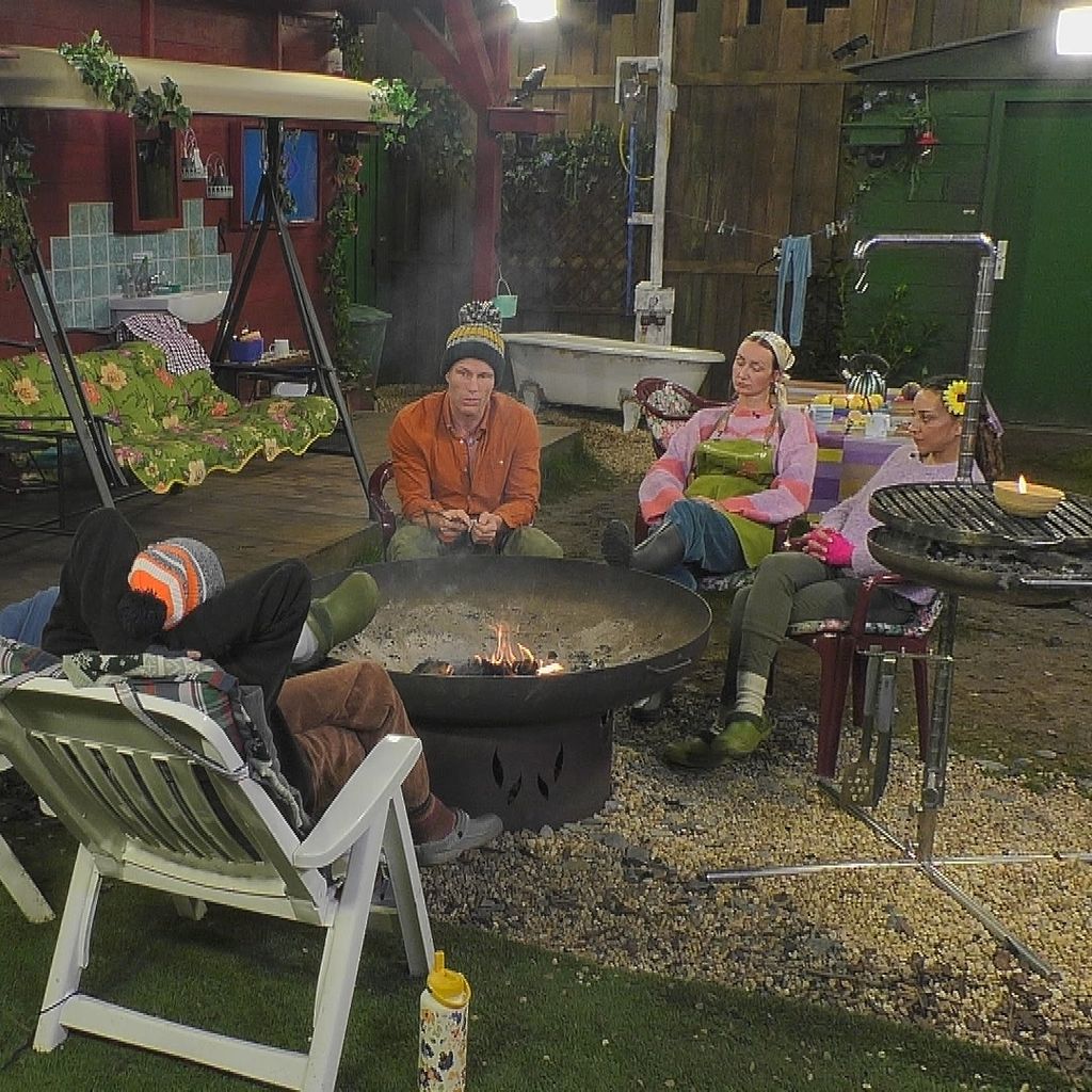 "Promi Big Brother" Mitbewohner am Lagerfeuer