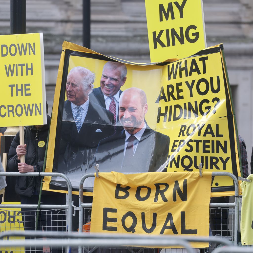 Protestierende vor dem Commonwealth Day-Gottesdienst an der Westminster Abbey in London