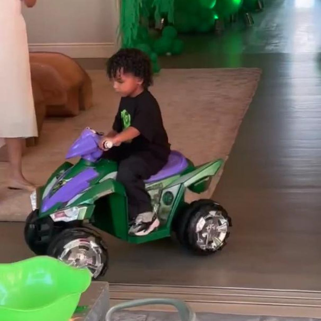 Psalm West auf seiner Hulk-Mottoparty