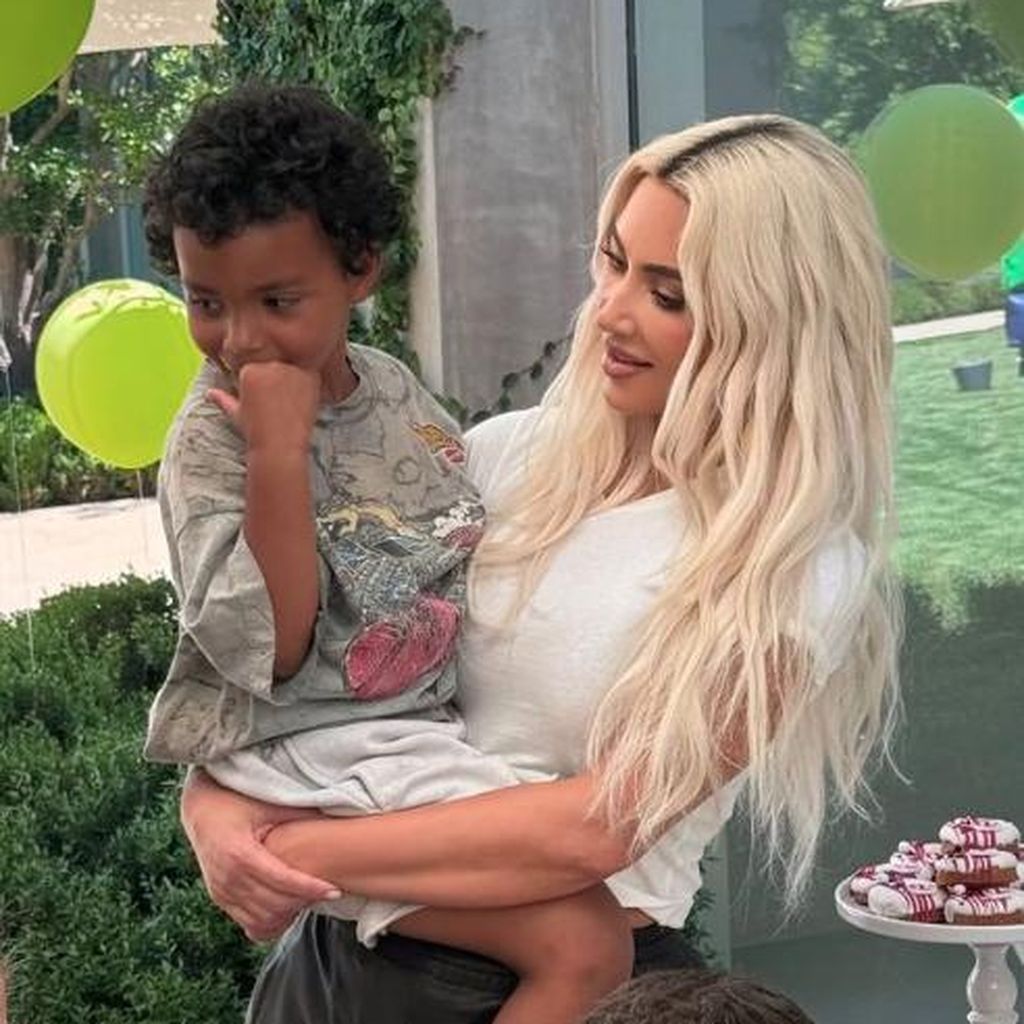 Psalm West mit seiner Mama Kim Kardashian, im Mai 2024