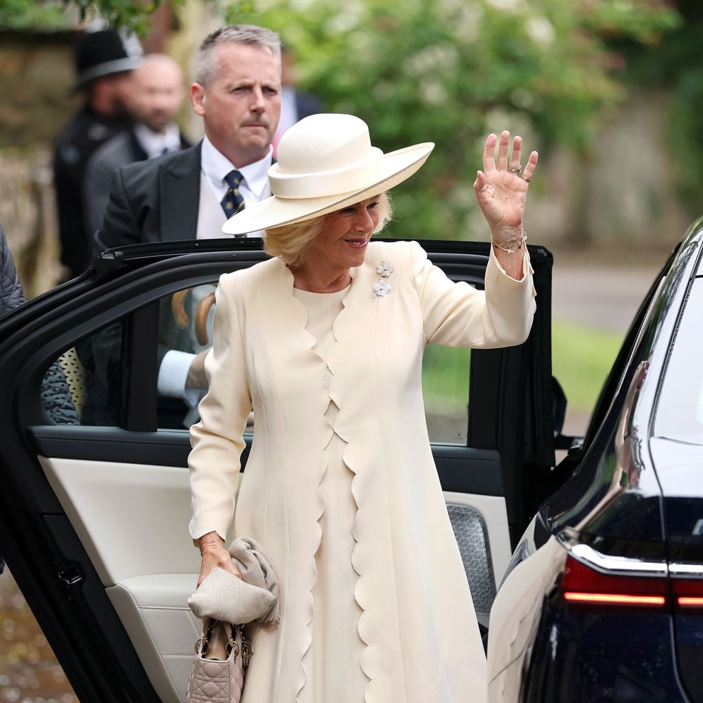 Queen Camilla winkt bei der Ankunft zur Hochzeit von Peter Phillips und Harriet Sperling in Kemble