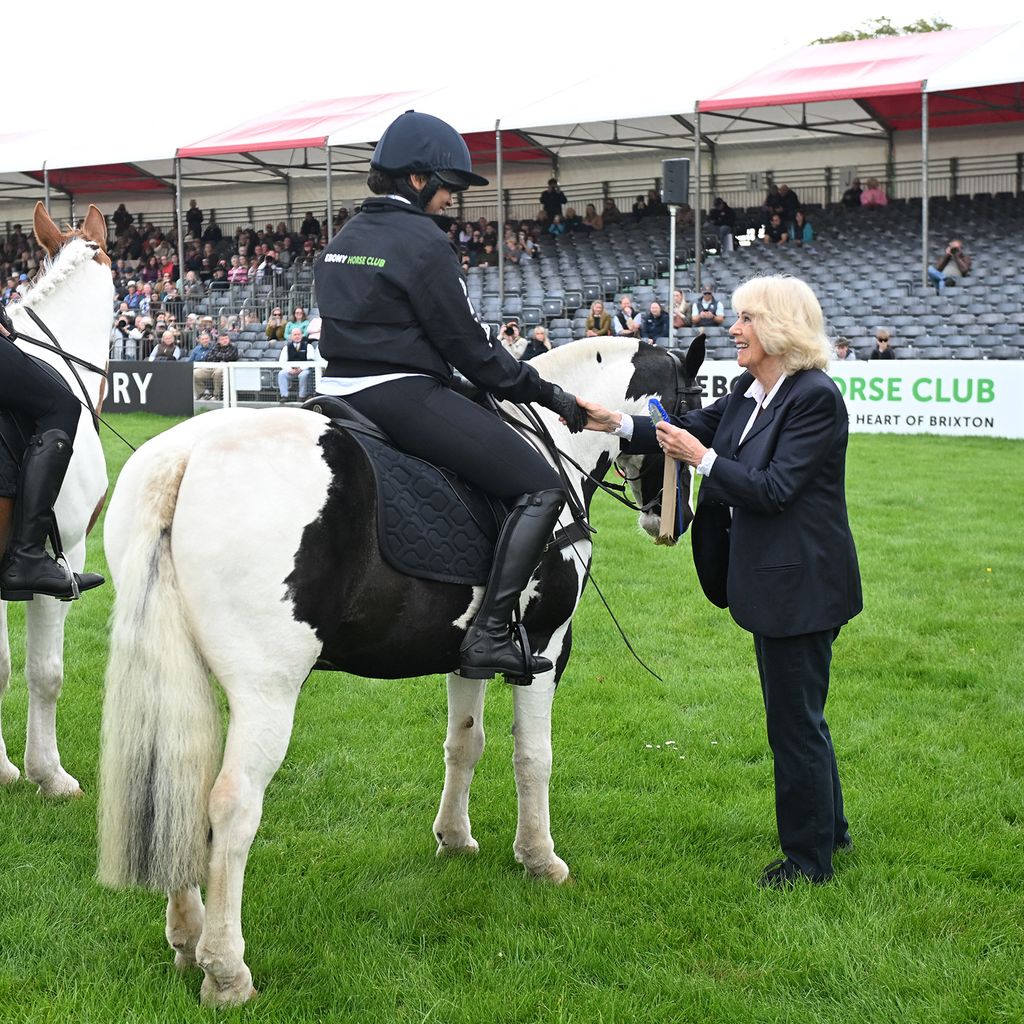 Königin Camilla überreicht bei den Badminton Horse Trials eine Schleife am 8. Mai 2026