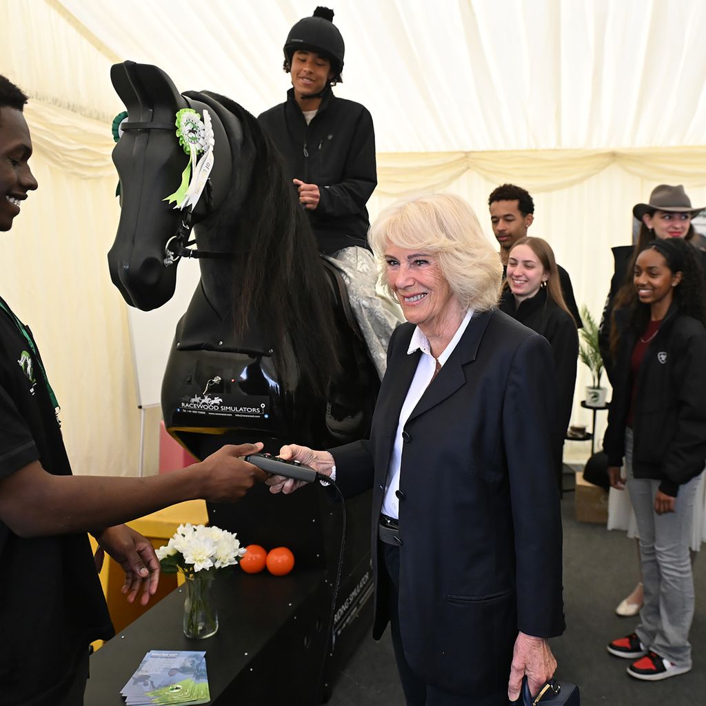 Queen Camilla trifft Jason Hawkes und Maxim Lawrence-Botu beim Badminton Horse Trials; Besuch des Ebony Horse Club