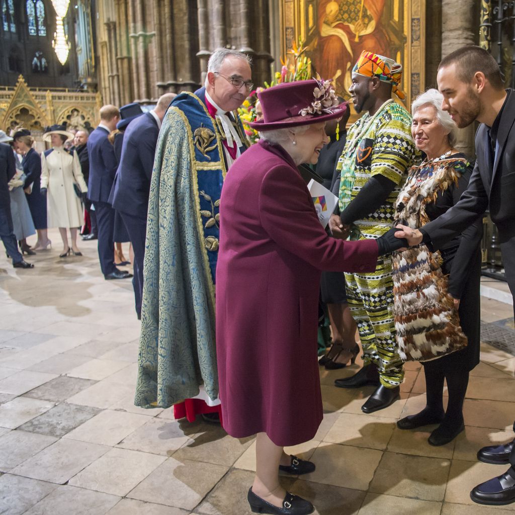 Queen Elisabeth schüttelt Liam Payne die Hand