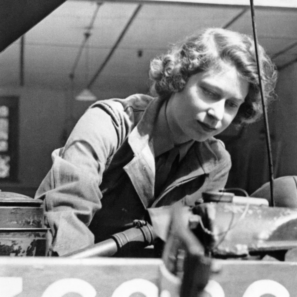 Queen Elizabeth II., damals noch Prinzessin, bei der A.T.S.-Ausbildung in Südengland, 1945