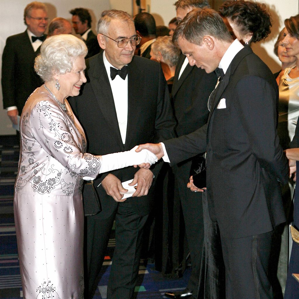 Queen Elizabeth II. und Daniel Craig im November 2006 in London