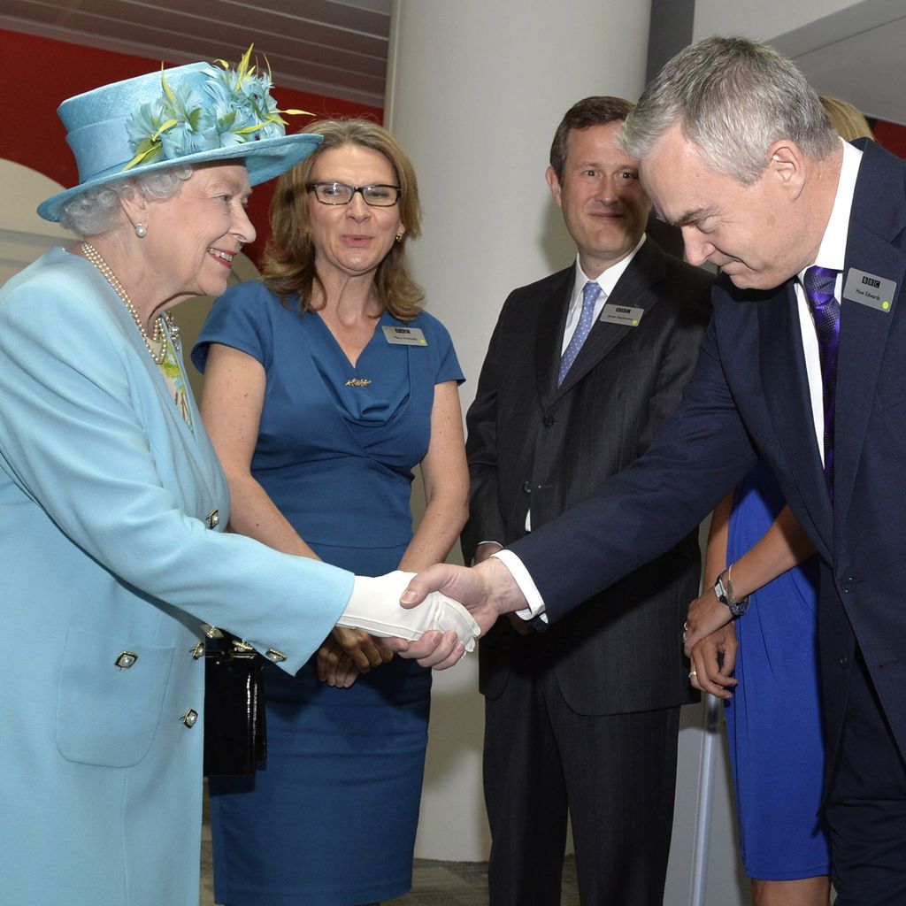 Queen Elizabeth II. und Huw Edwards im Jahr 2013