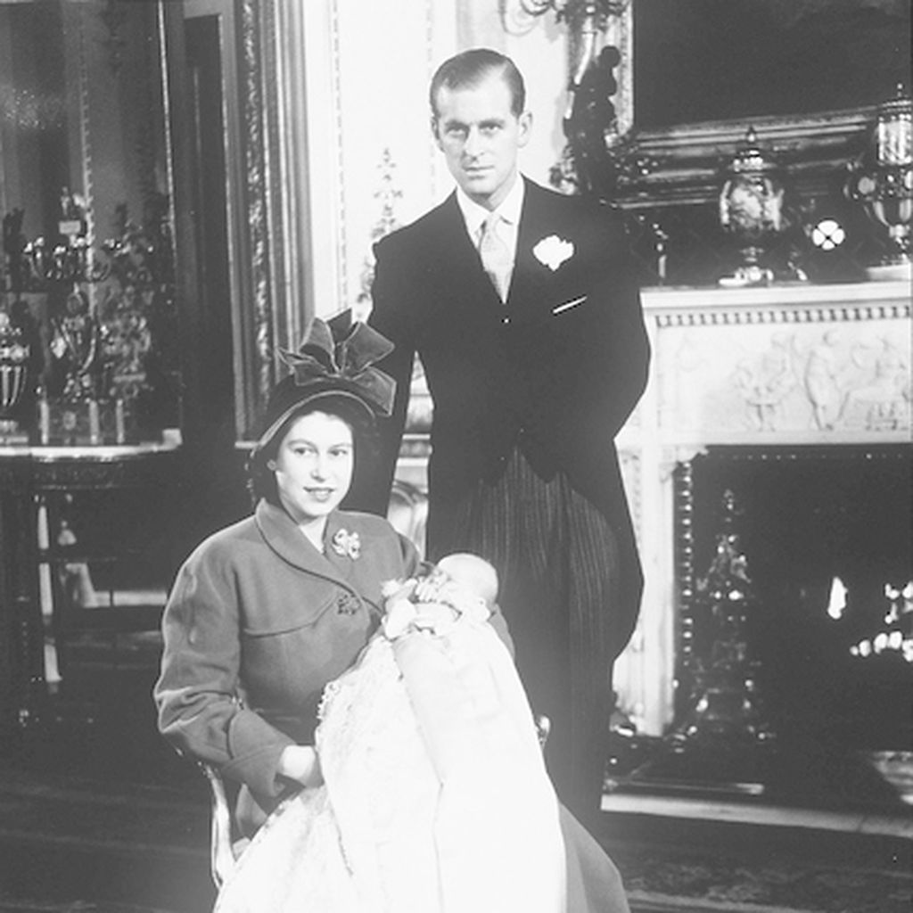 Queen Elizabeth II. und Prinz Philip mit ihrem Sohn Prinz Charles im Jahr 1948