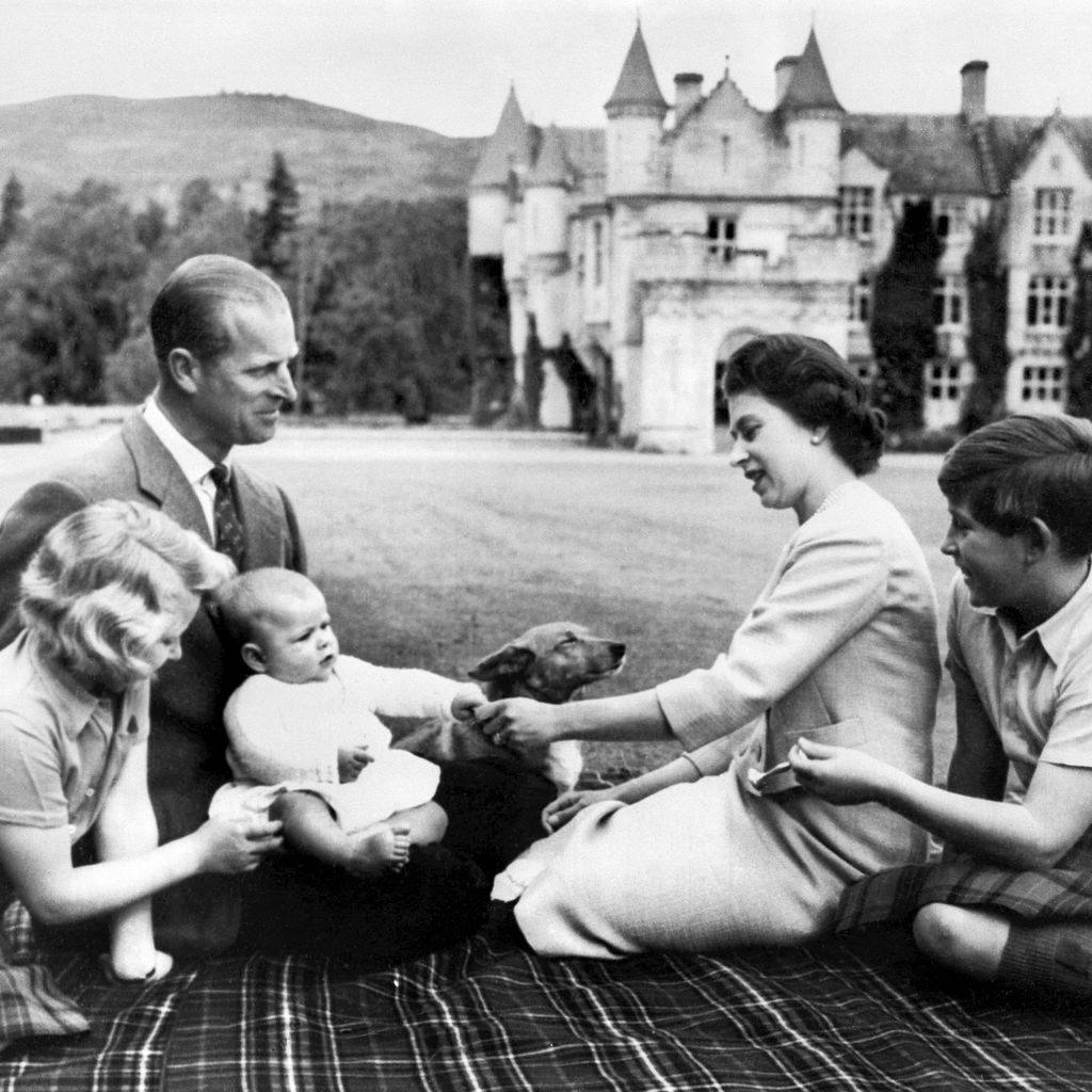 Queen Elizabeth II. mit ihrem Mann Philip und ihren Kindern Charles, Anne und Andrew, 1960