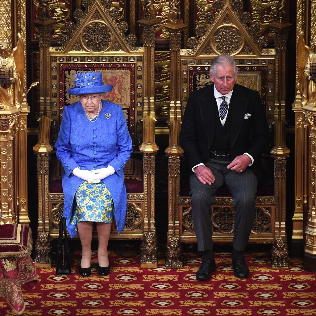 Queen Elizabeth II und Prinz Charles, britische Royals