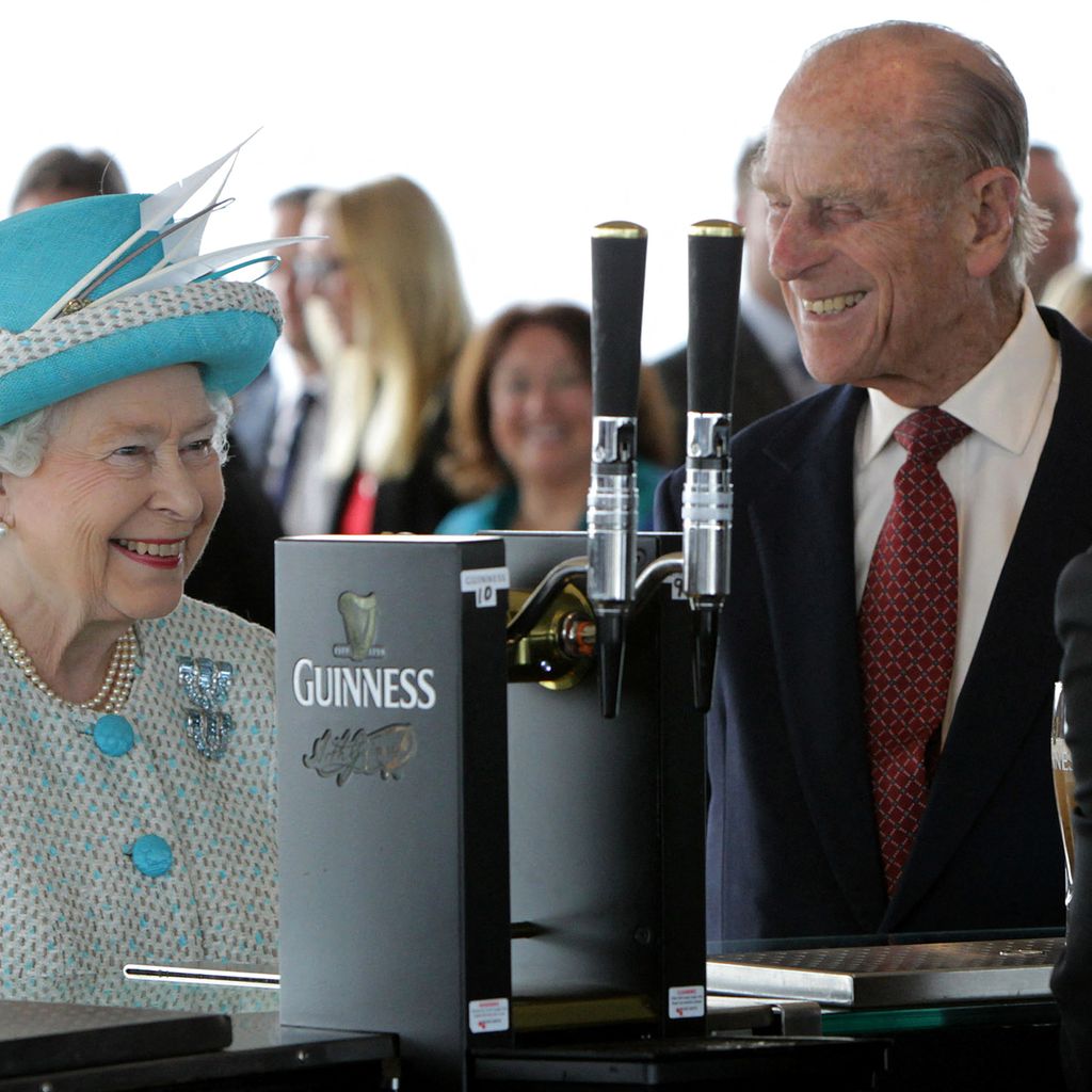 Besuch von Queen Elizabeth II und Prinz Philip in der Guinness Storehouse Gravity Bar in Dublin, 2011