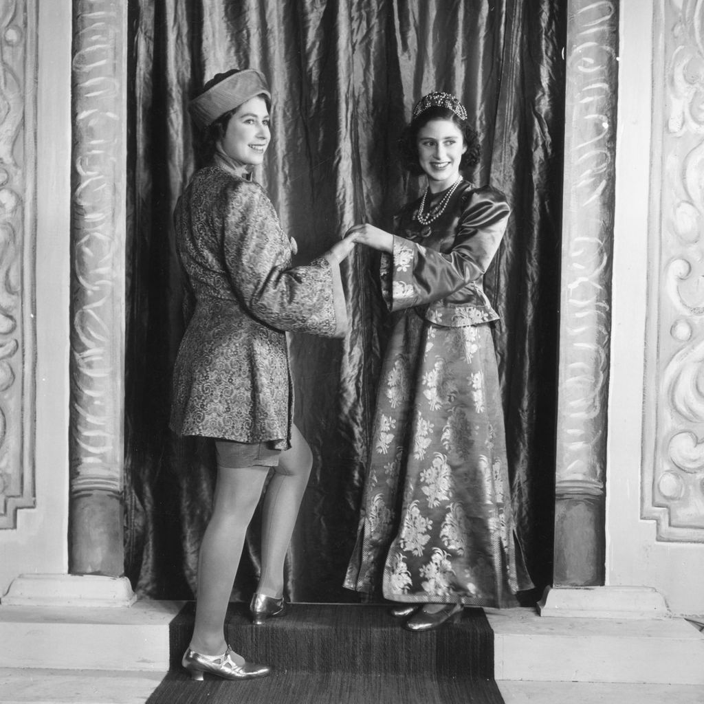 Queen Elizabeth II. und Prinzessin Margaret für ein Pantomime-Stück im Dezember 1943