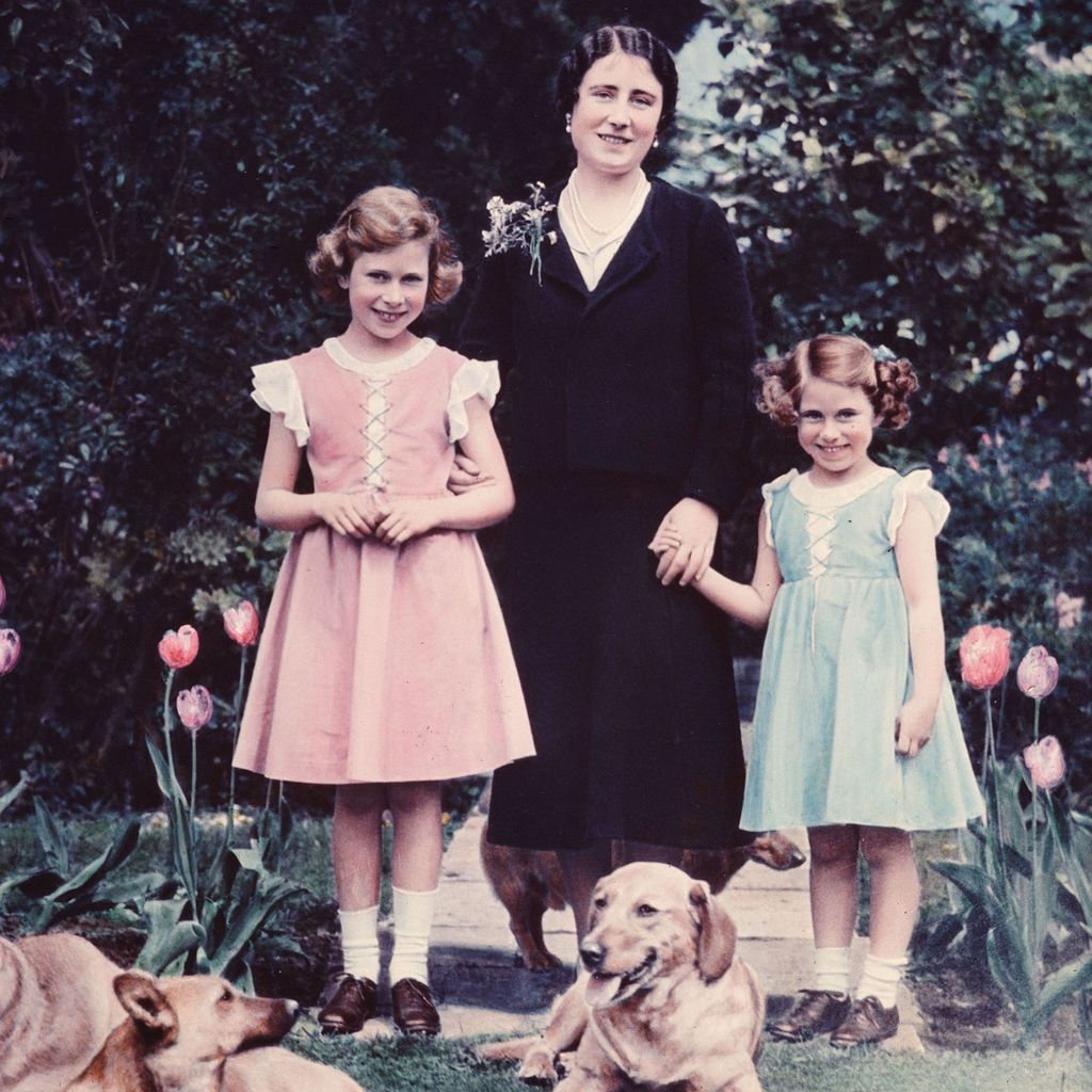 Queen Elizabeth (l.) mit Mutter, Schwester und den Hunden im Juni 1936