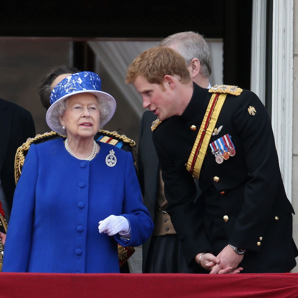 Queen Elizabeth II. und Prinz Harry im Jahr 2013
