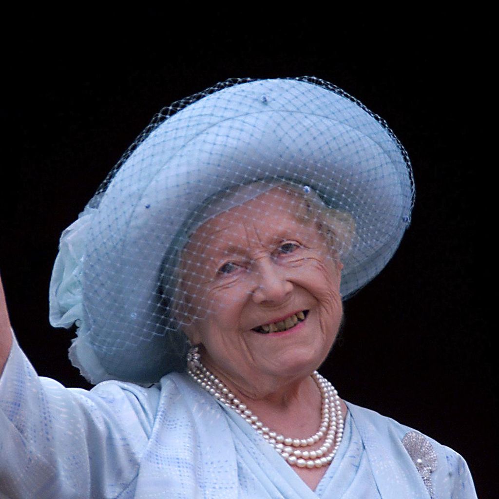 Queen Elizabeths Mutter: Elizabeth Angela Marguerite Bowes-Lyon im Jahr 2000