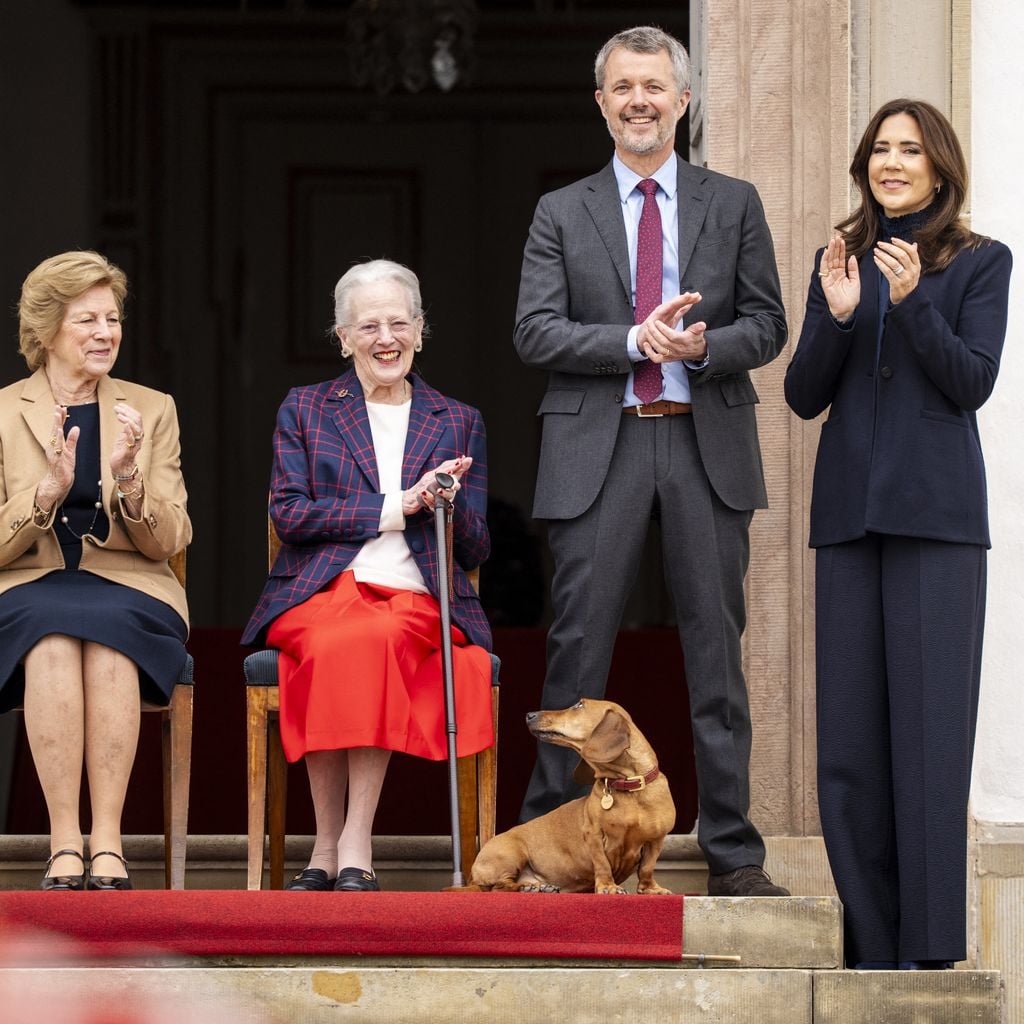 Margrethe, Anne‑Marie, Frederik X. und Mary beim Konzert der Livgarde zu Margrethes 86. Geburtstag im Innenhof von Schloss Fredensborg