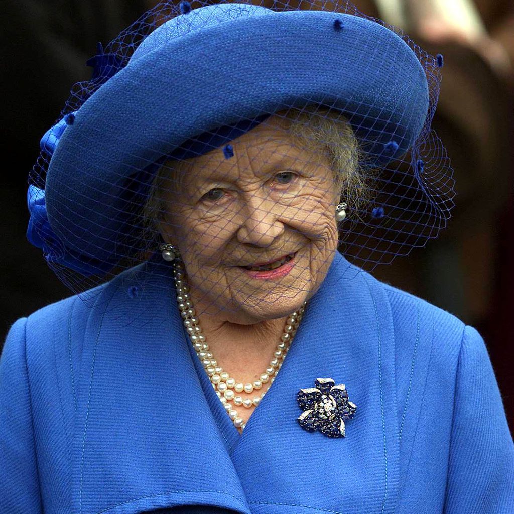 Queen Mum in Sandown Park, 2001