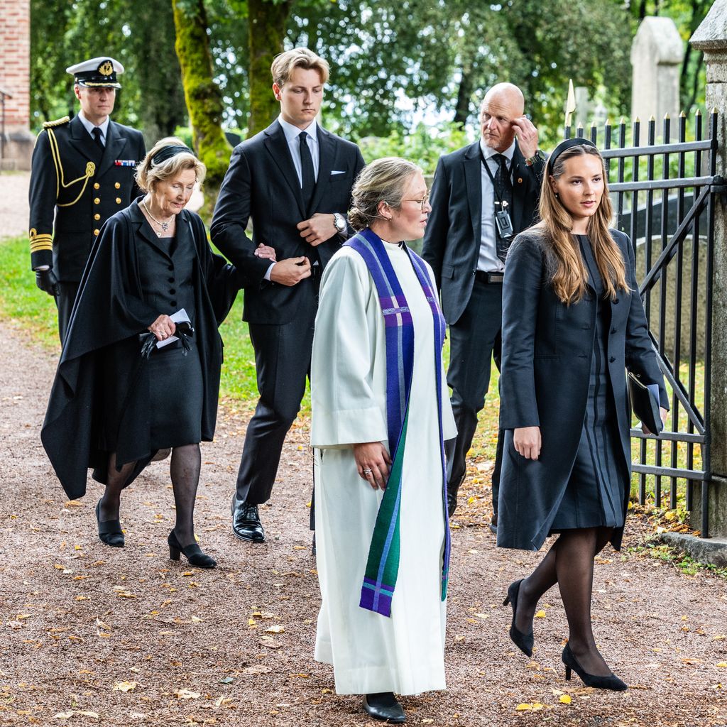 Queen Sonja, Prince Sverre Magnus, Ida Buen Hanevold und Kronprinzessin Ingrid Alexandra nach dem Trauergottesdienst in Asker