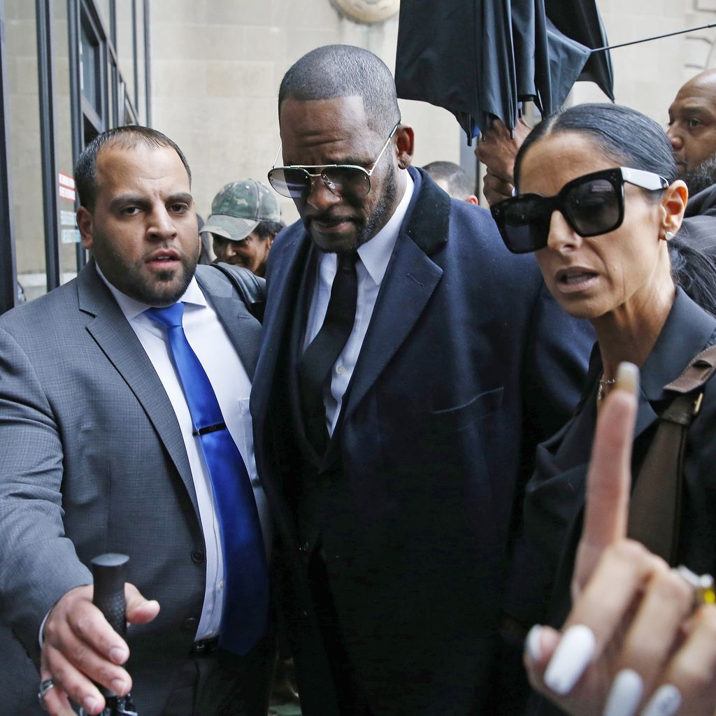R. Kelly vor dem Gerichtsgebäude in Chicago, 2019