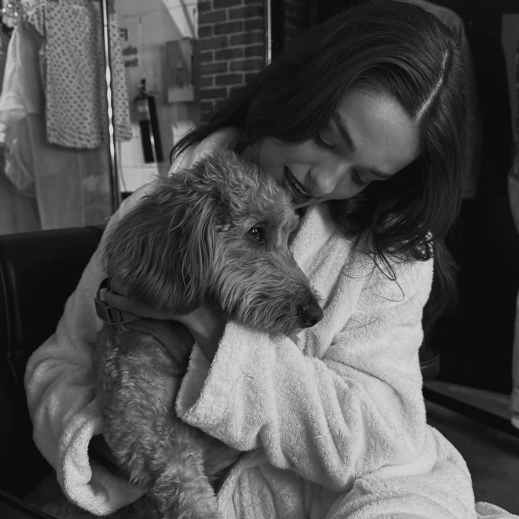 Rachel Zegler zeigt sich auf Instagram kuschelnd mit Hund Lenny
