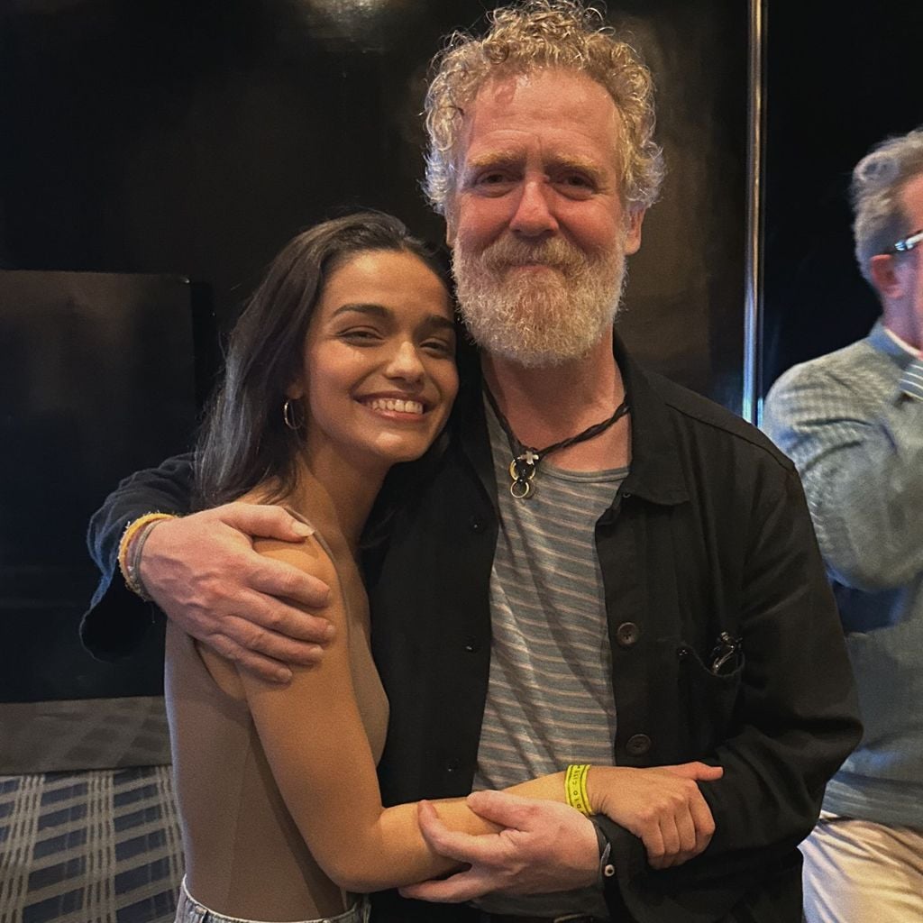 Rachel Zegler und Glen Hansard