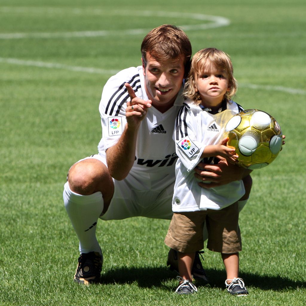 Rafael van der Vaart mit seinem Sohn Damian im Santiago Bernabeu Stadion