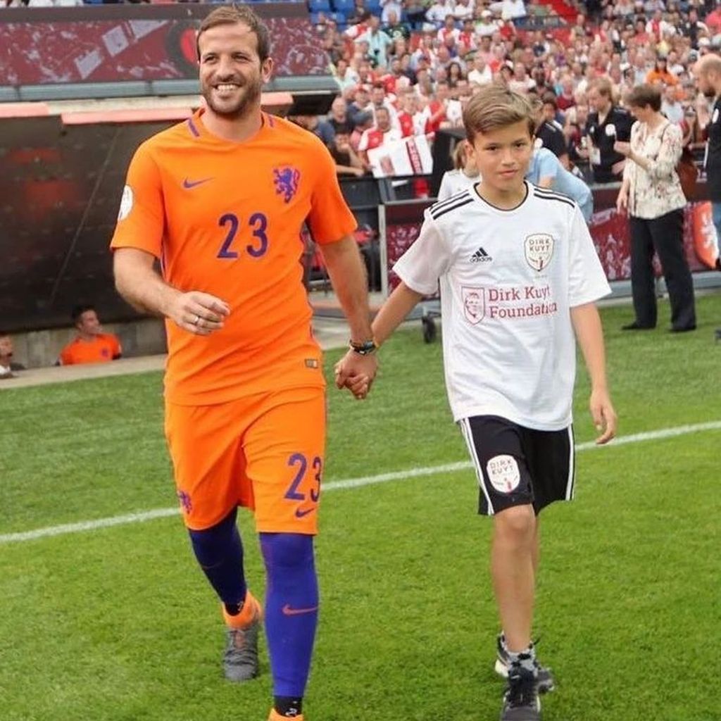 Rafael van der Vaart und Damian van der Vaart beim Einlaufen ins Fußballstadion