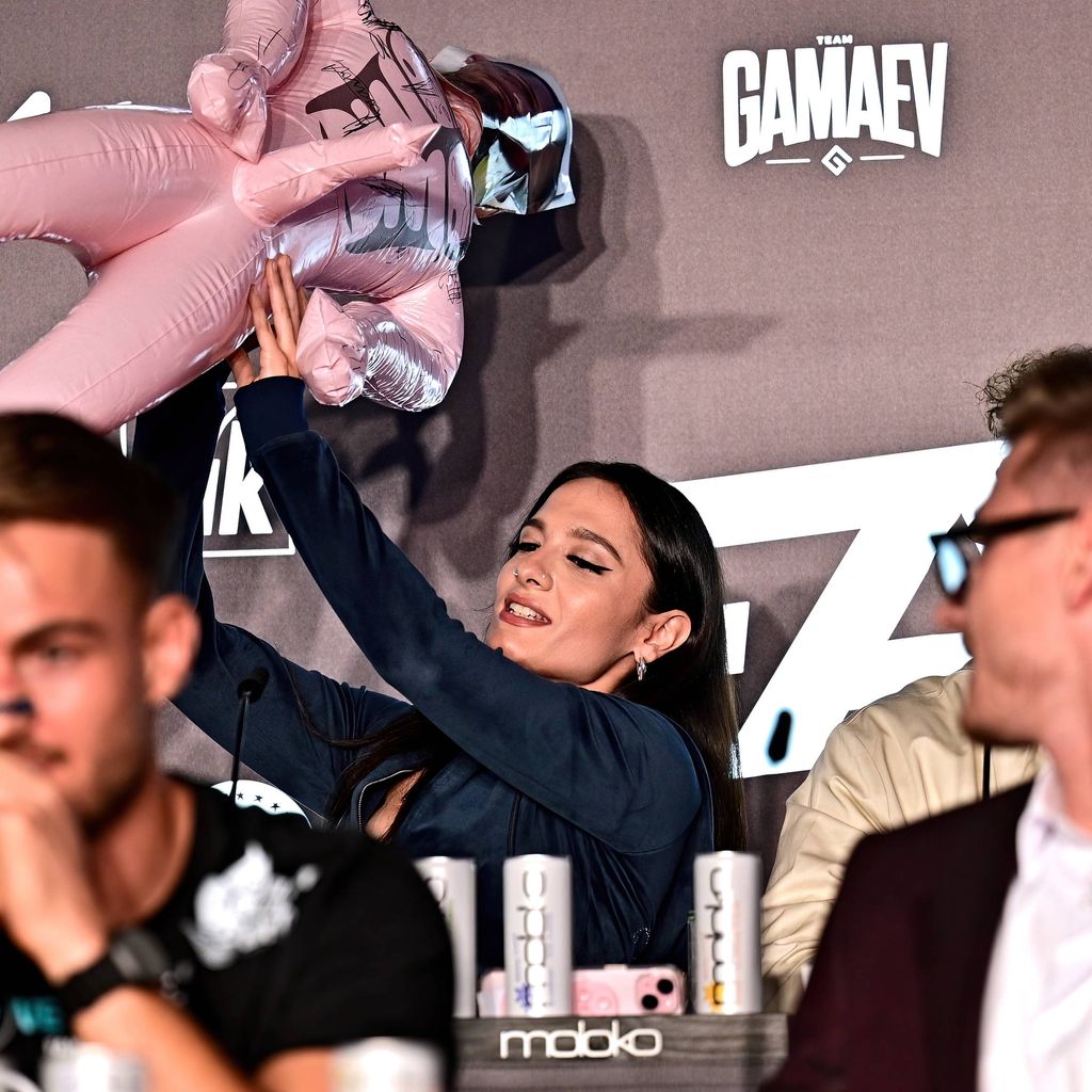 Raffaela Caramela bei der Pressekonferenz zu Fame Fighting 3, Oktober 2025