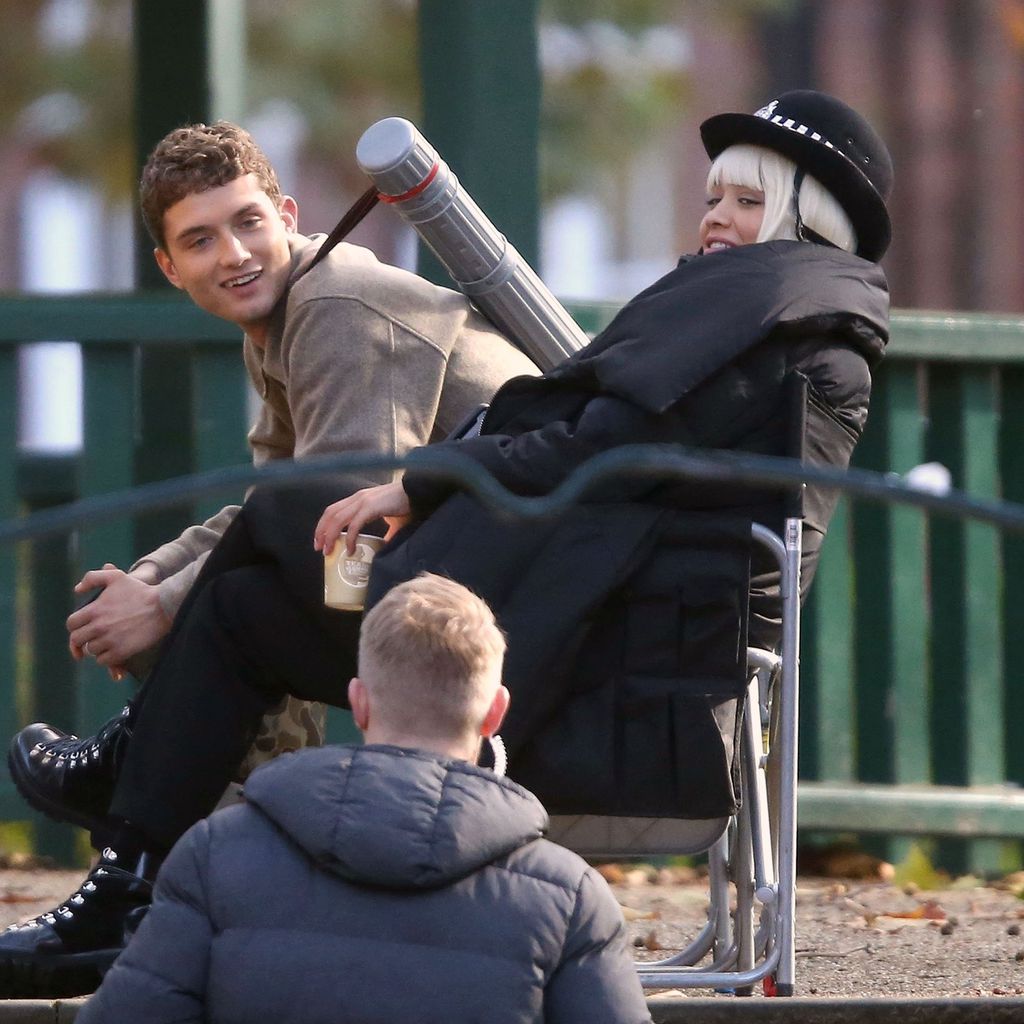 Rafferty Law und Rita Ora am Set von "Twist"