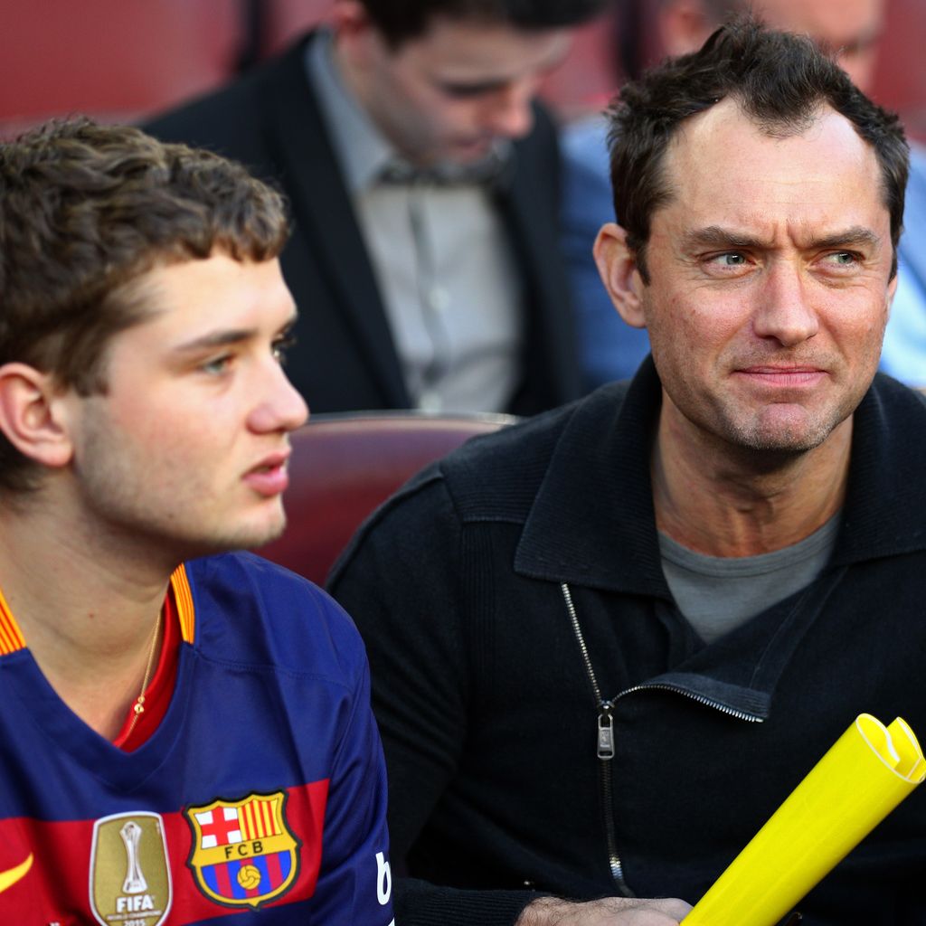 Jude Law (r.) mit seinem Sohn Rafferty in Spanien 2016