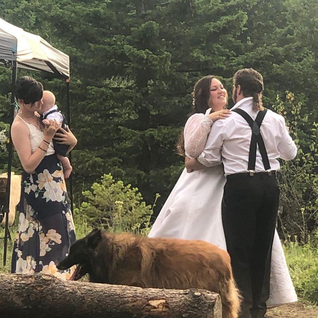 Rain und Baby Elijah sowie Gabe und Raquell bei ihrer Hochzeit, "Alaskan Bush People"-Stars