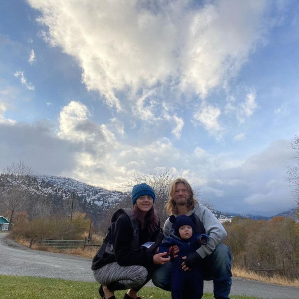 Raiven Adams, Bear Brown und ihr Sohn River, November 2020