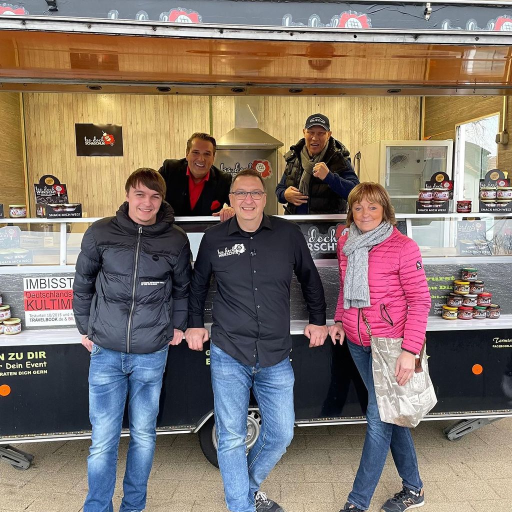 Ralf Dümmel aus Die Höhle der Löwen mit Axel Schulz, Marco Peters, Frau und Sohn vor Food Truck