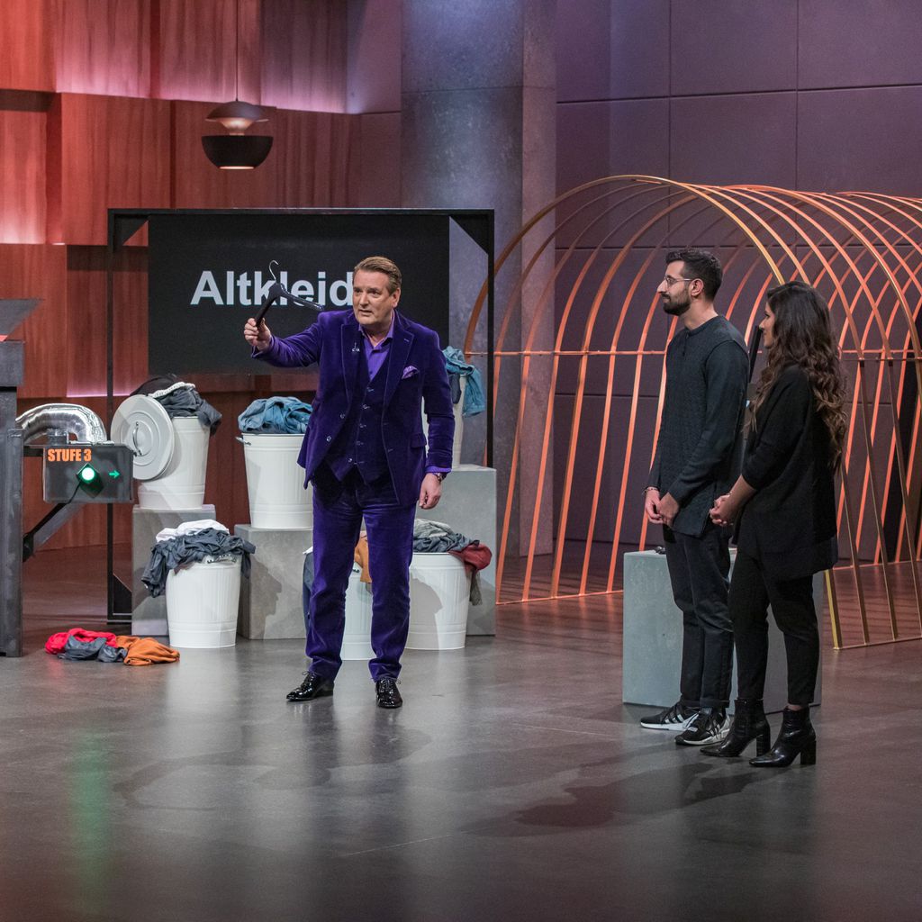 Ralf Dümmel mit Alina und Dave Bassi von Kleiderly  bei "Die Höhle der Löwen"