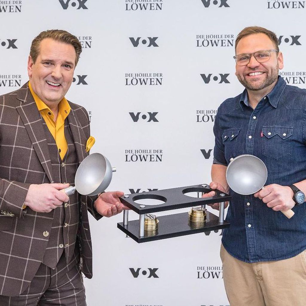 Ralf Dümmel und Steve Müller mit dem Produkt "DeWok"