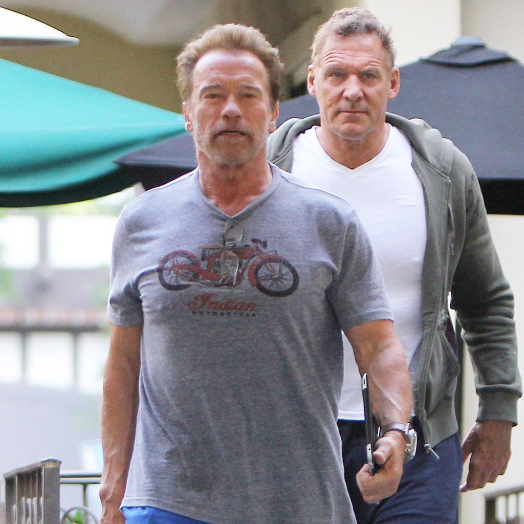 n Ralf Möller und Arnold Schwarzenegger verlassen das "Le Pain Quotidien"